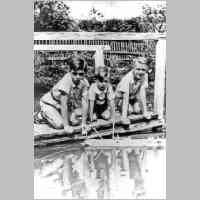 023-0061 Grauden. Familie Hanau, Manfred rechts im Bild zeigt den Ferienkindern sein Boot.jpg